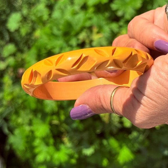 Vintage Bakelite Carved Yellow Bangle Bracelet Retro Jewelry Classic Art Deco - Picture 4 of 11